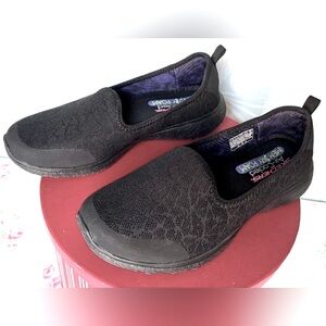 Skechers Microburst Slip On Textured Flats Memory Foam Comfort in Black size 7.5